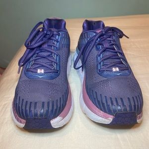 Women’s Hoka one one Clifton 5, size 10 Purple